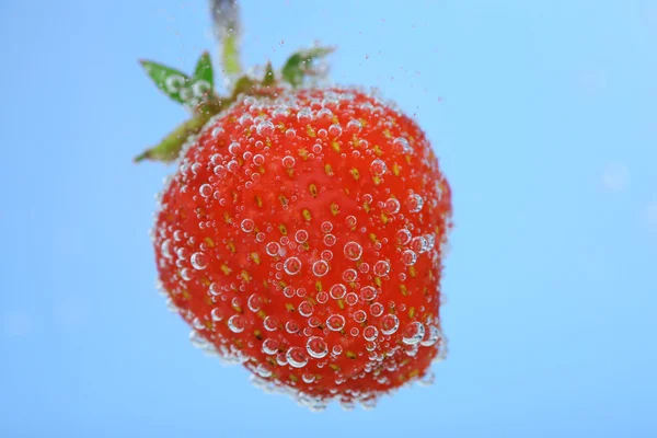 Schöne Erdbeere im Wasser — Stockfoto
