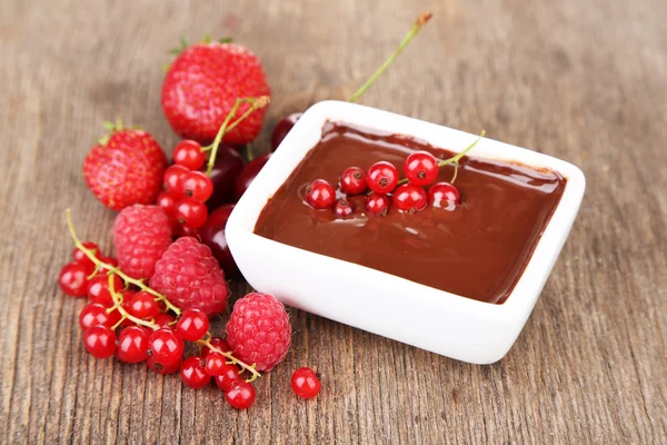 Reife Beeren und flüssige Schokolade — Stockfoto