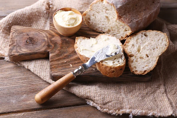 Taze ekmek ve ev yapımı tereyağı — Stok fotoğraf