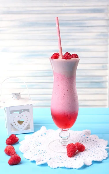 Delicioso batido en la mesa — Foto de Stock