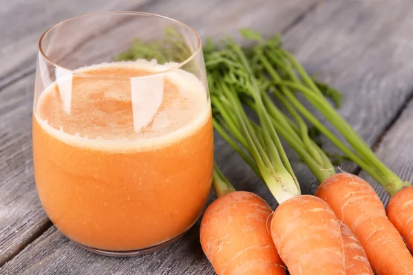 Vasos de jugo de zanahoria —  Fotos de Stock