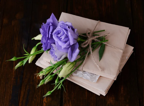 Oude brieven en bloemen — Stockfoto