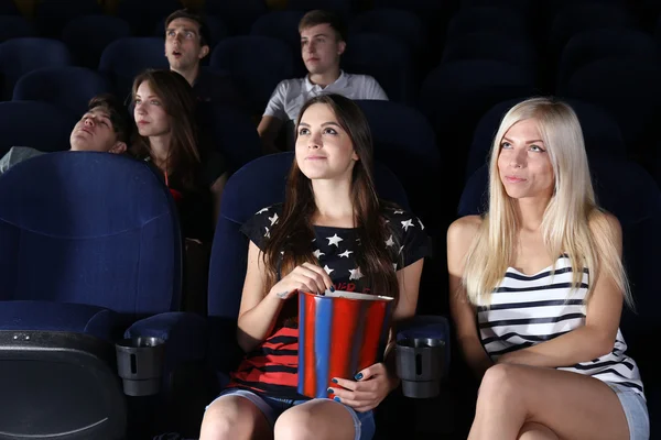 映画館で映画を見ている人 — ストック写真