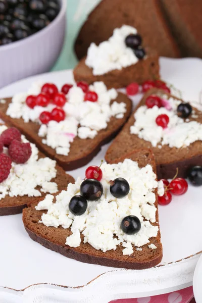 Bread with cottage cheese and berries — Stock Photo, Image