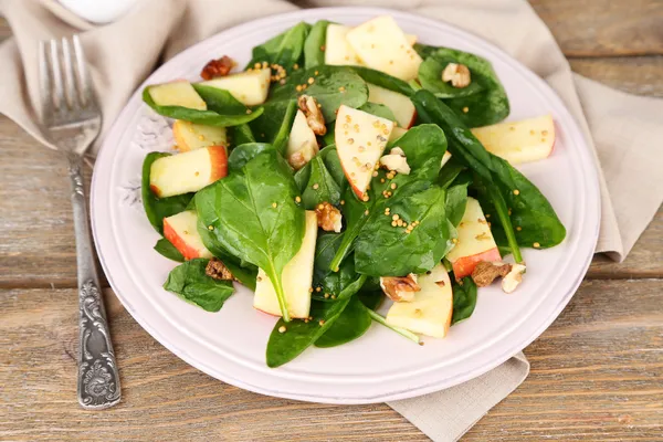 Salada verde com maçãs — Fotografia de Stock