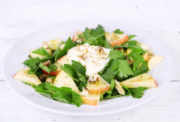 Green salad with apples — Stock Photo, Image