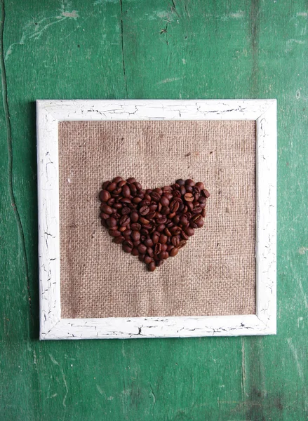 Moldura de madeira e coração de café — Fotografia de Stock