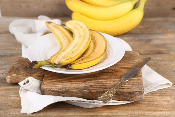 Bananes mûres coupées en deux et entières — Photo