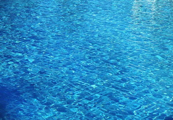 Yüzme havuzunda mavi su — Stok fotoğraf