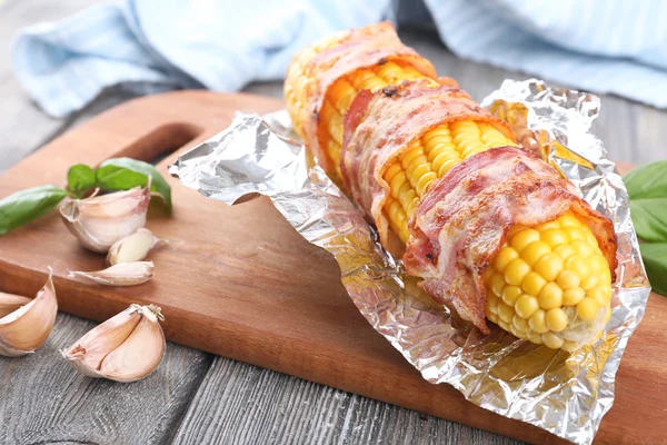 Maïs enrobé de bacon grillé — Photo