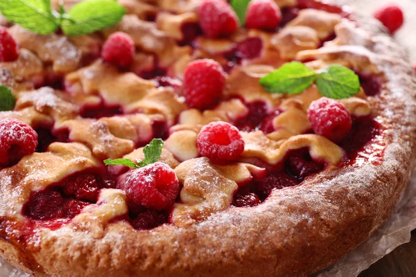 Вкусный торт с ягодами крупным планом — стоковое фото