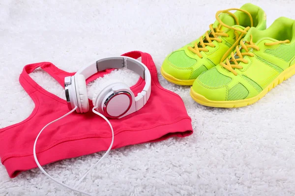 Ropa deportiva, zapatos y auriculares — Foto de Stock