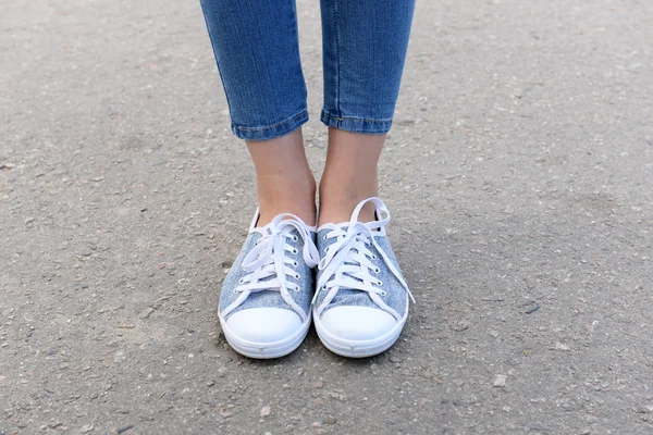 Sneakers op meisje benen — Stockfoto