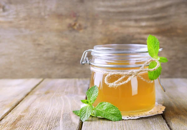 Hemlagad mint gelé i glasburk — Stockfoto