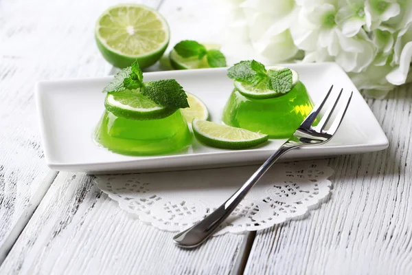 Gelatina verde con foglie di menta — Foto Stock