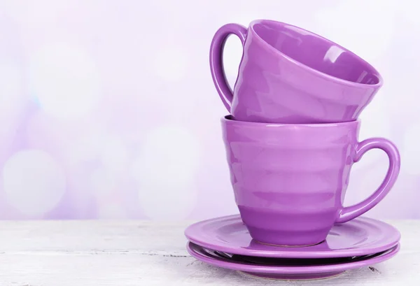 Фіолетові чашки і тарілки — стокове фото
