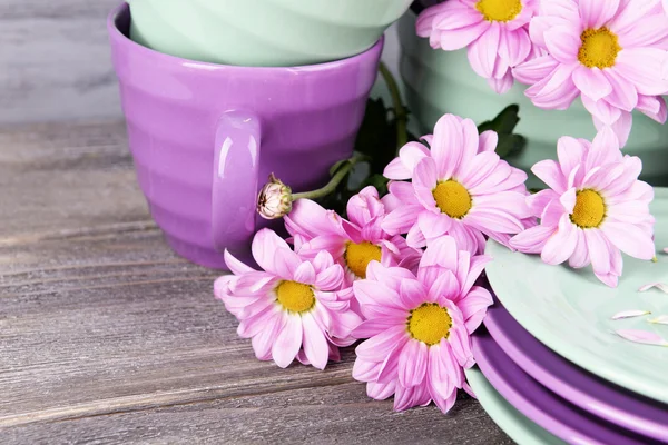 Bright dishes with flowers — Stock Photo, Image