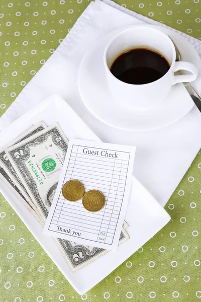 Cheque, taza de café y dinero —  Fotos de Stock