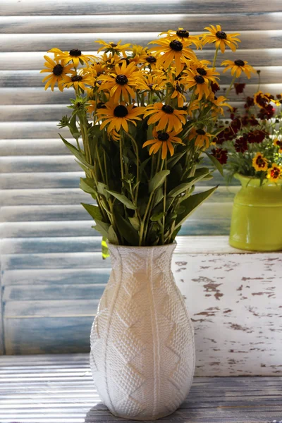 Schöne Rudbeckia-Blüten in der Vase — Stockfoto