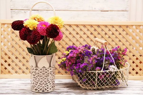 Цветы Далии в вазе — стоковое фото