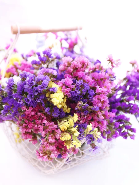 Hermosas flores en cesta —  Fotos de Stock