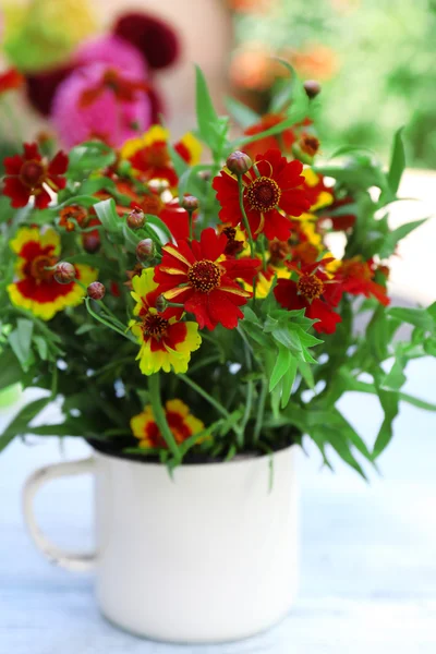 Красивые цветы Рудбекии в вазе — стоковое фото