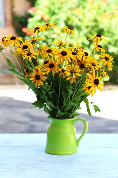 Lindas flores Rudbeckia em vaso — Fotografia de Stock