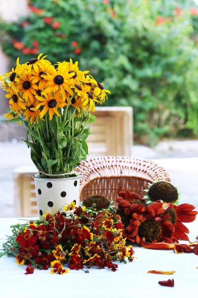 Mooie zonnebloemen in vaas — Stockfoto