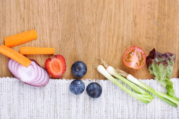 Verschiedene Scheiben Gemüse und Beeren — Stockfoto