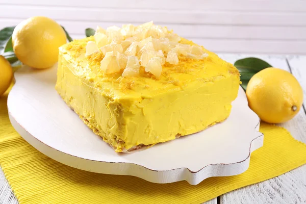 Lezzetli limon kek üzerine ahşap masa — Stok fotoğraf