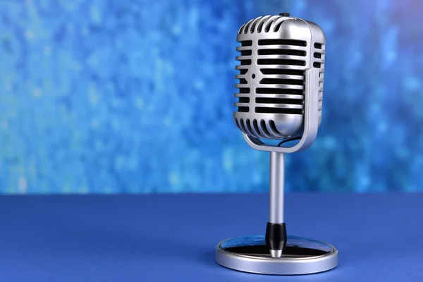 Ročník mikrofon na stůl — Stock fotografie