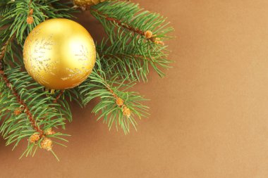 çam ağacı üzerinde güzel bir Noel top