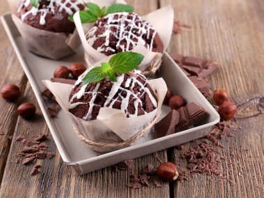 Lezzetli kekler masada.