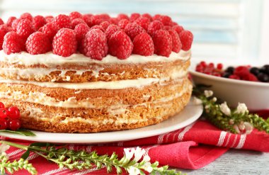 Taze çilek ile lezzetli kek