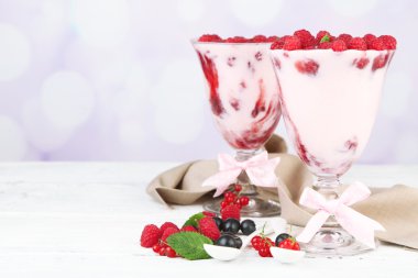 lezzetli frambuazlı tatlı çilek ile