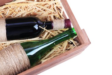 Ahşap kutusunda şarap şişeleri