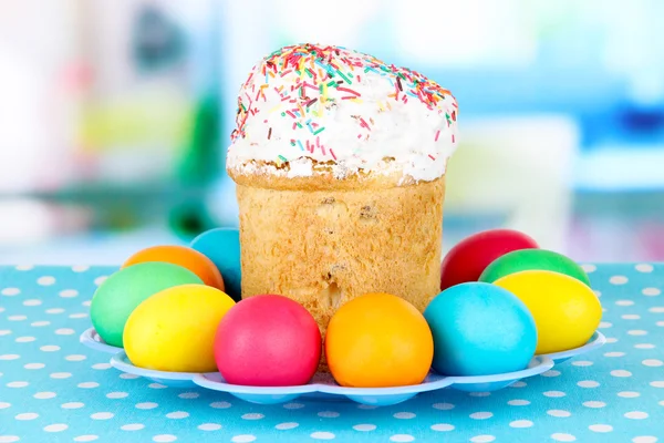 Pasteles de Pascua con huevos coloridos — Foto de Stock