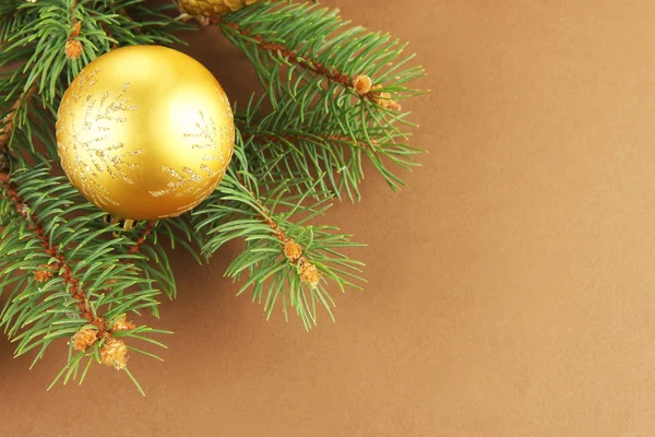 Bela bola de Natal no abeto — Fotografia de Stock