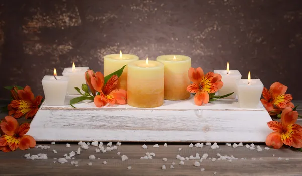 Mooie kaarsen met bloemen — Stockfoto