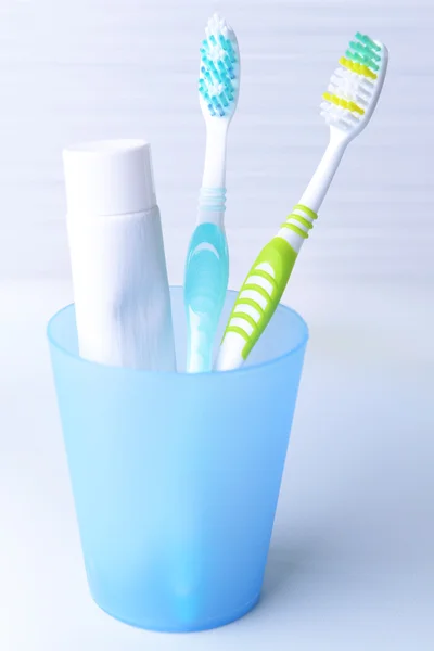 Cepillos de dientes en vidrio — Foto de Stock