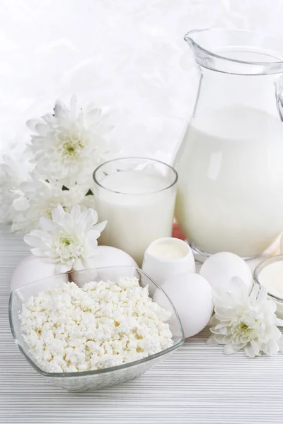 Produtos lácteos saborosos na mesa — Fotografia de Stock