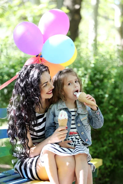 Glad mamma och dotter. — Stockfoto