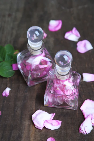 Óleo de rosa em garrafas — Fotografia de Stock