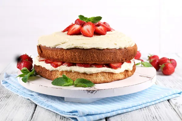 Delicious biscuit cake with strawberries — Stock Photo, Image