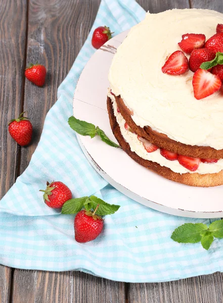 Delicious biscuit cake with strawberries — Stock Photo, Image