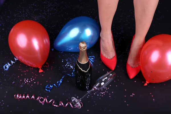 Konfeti ve şampanya ile bacaklar — Stok fotoğraf