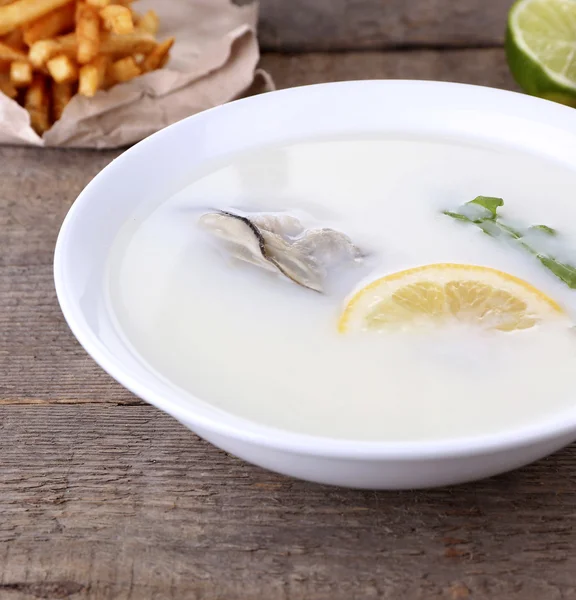 Вкусный суп с устрицами — стоковое фото