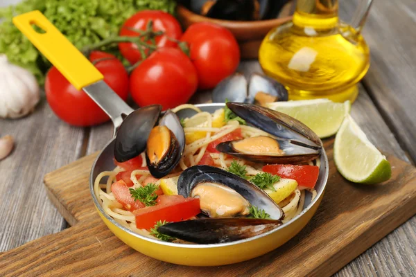 Traditional noodles with mussels — Stock Photo, Image