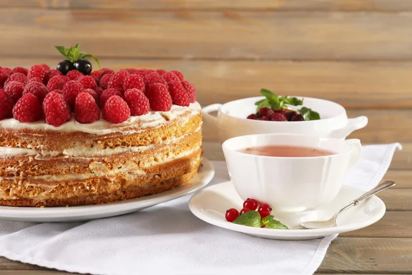 Вкусный торт со свежими ягодами — стоковое фото