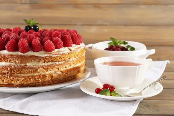 Gâteau savoureux avec des baies fraîches — Photo